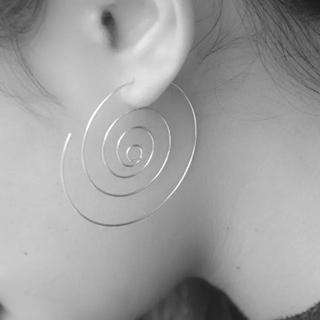 IF ME New Fashion Jewelry Gold Color Spiral Stud Earrings Round aretes Simple Style Silver Color Plugs Earrings Women Piercing