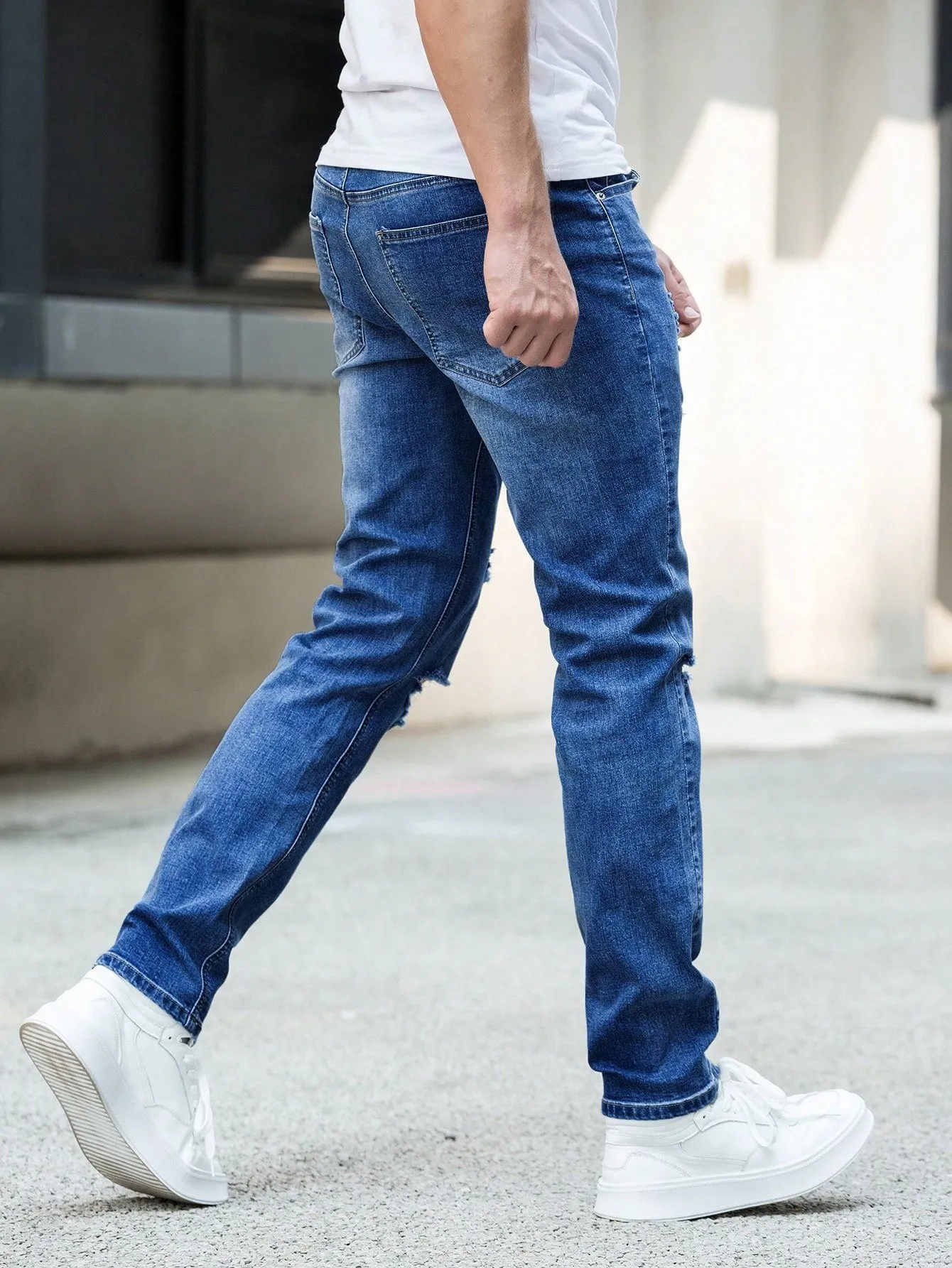 Men Ripped Frayed Bleach Wash Jeans